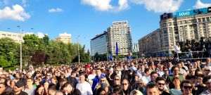 Mii de participanţi la mitingul "România în lumină" organizat în Piaţa Victoriei de Nicuşor Dan